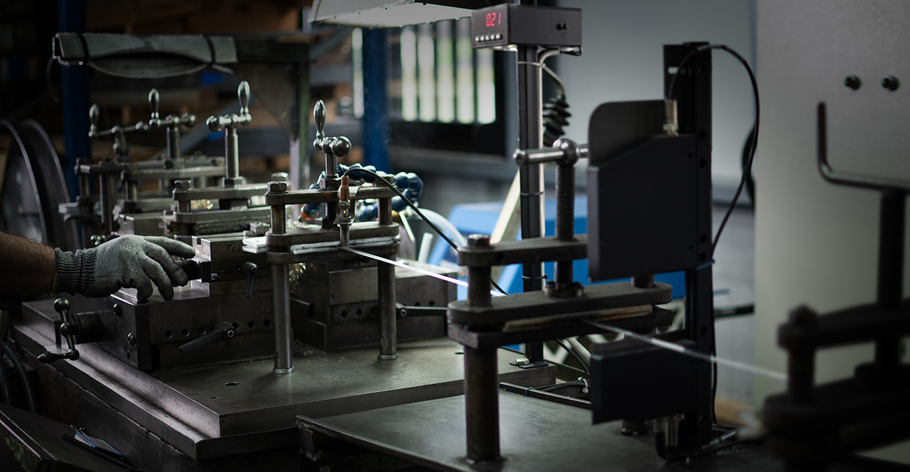 Machine à arrondir les bords avec mesure laser continue