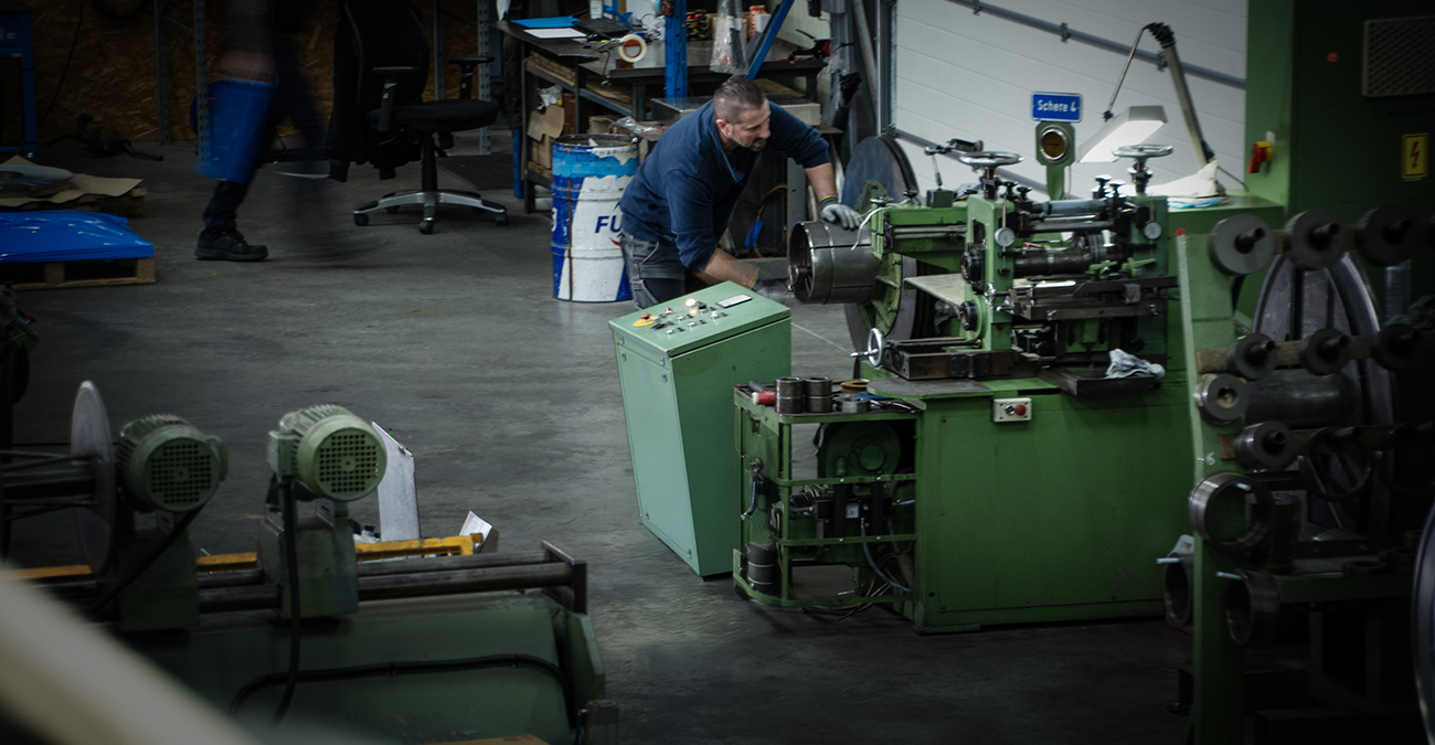 Usine Icaunaise des Métaux à Véron - vue d'un opérateur dans l'atelier